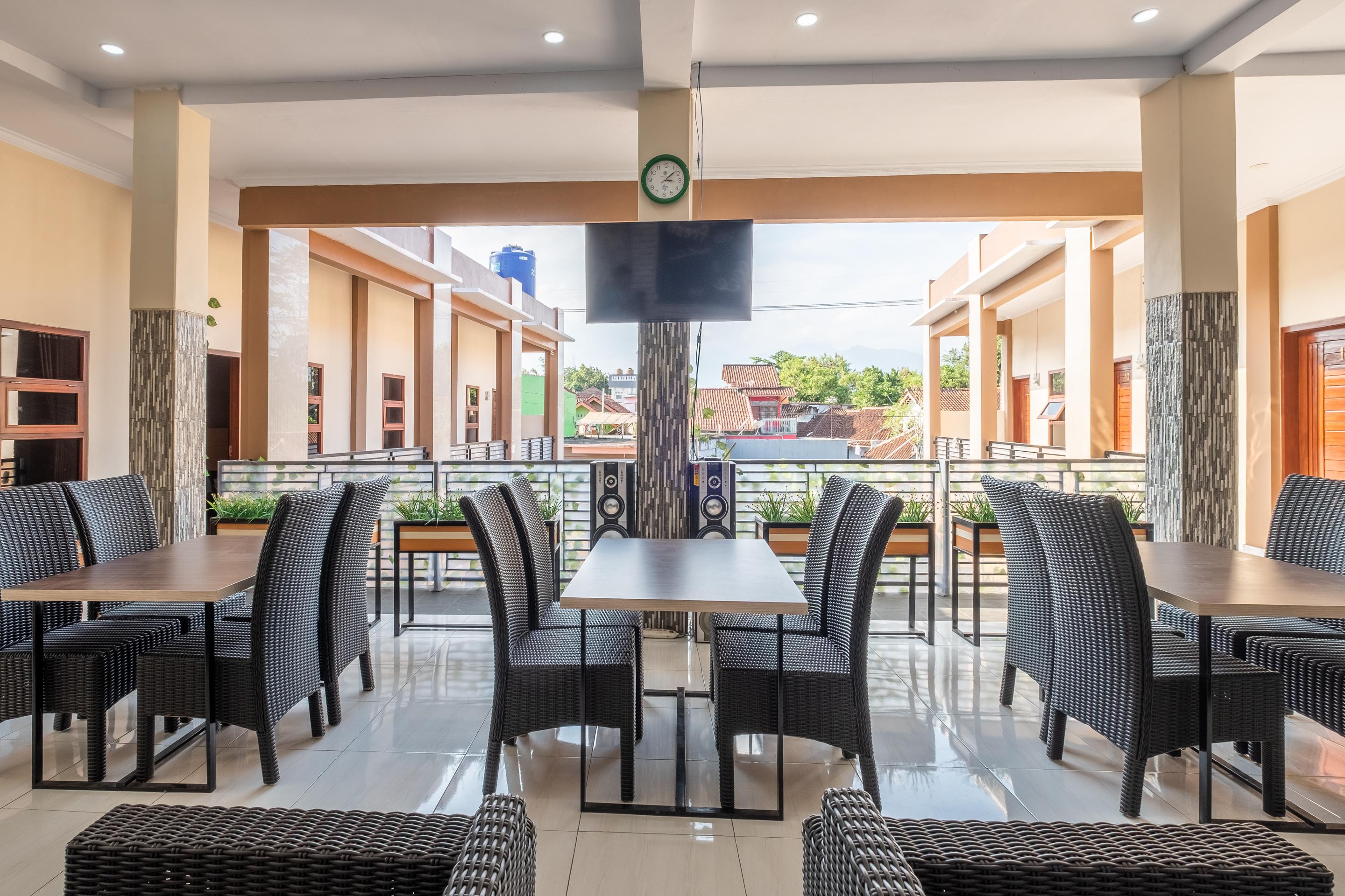 Hotel Oyo 876 D' Exclusive 2*